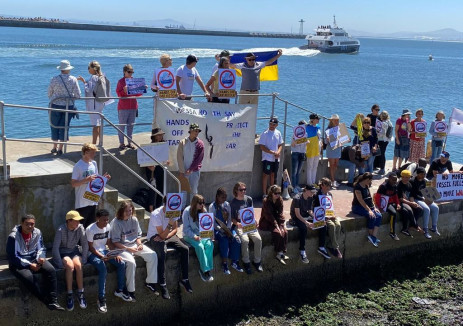 Protesta de Greenpeace contra la llegada de un buque de investigación polar de Rusia al V&A Waterfront de Ciudad del Cabo.  Imagen: Suministrado/Melikhaya Zagagana