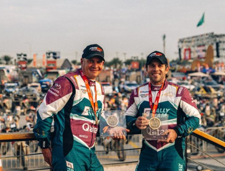 Eben Basson y Leander Pienaar compitiendo en el Rally Dakar 2023.  Imagen: #TeamHilux Rally-Raid/Suministrado. 