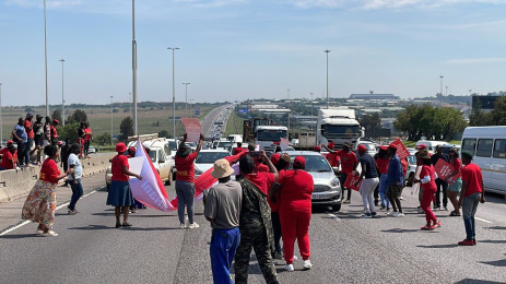 Los partidarios de la EFF tomaron la N1 para protestar por la liberación de Janusz Walus.  Imagen: Jacques Nelles/Eyewitness News