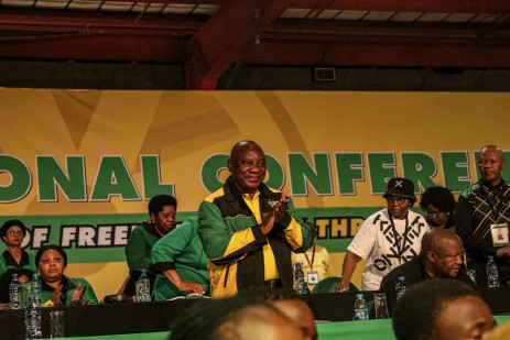 Día 1 de la 55.ª Conferencia Nacional Electiva del ANC, Cyril Ramaphosa sonriendo alegremente.  Imagen: Rejoice Ndlovu/Eyewitness News.