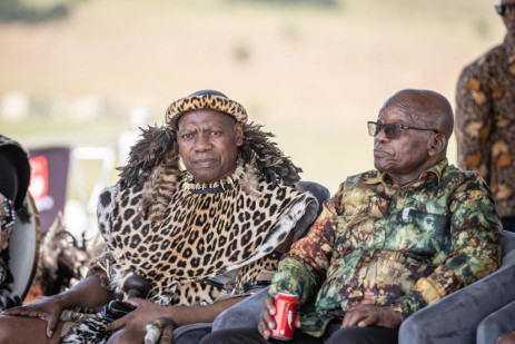 El expresidente Jacob Zuma y el exministro de salud Zweli Mkhize en la conmemoración de la Batalla de Isandlwana en Nquthu, norte de KZN, el 21 de enero de 2023. Imagen: Eyewitness News/Jacques Nelles