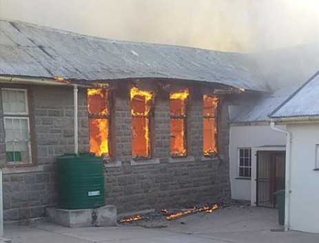 V sobotu 17. septembra 2022 vypukol požiar na strednej škole v Northern Cape Higherschool Careys.  Obrázok: Výkonný člen zodpovedný za vzdelávanie a školenie, Občianske hnutie Namakwa, Don-Lee Jano.