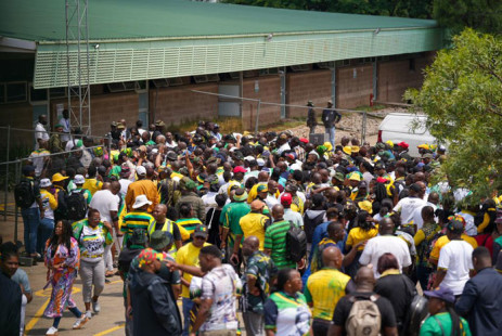 Los delegados del ANC de KZN, el Noroeste, el Estado Libre y Limpopo todavía esperan registrarse fuera del campus de Unisa en Ormonde en Johannesburgo el 16 de diciembre de 2022 antes del inicio de la conferencia electiva nacional del partido.  Imagen: Jacques Nelles/Eyewitness News
