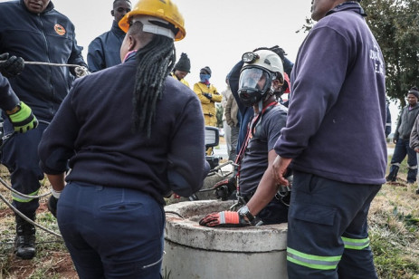 Rescuers at the manhole where six-year-old Khaya Mgadla fell in. Picture: Abigail Javier/Eyewitness News. 