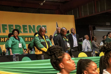 55.ª Conferencia Nacional Electiva del ANC Día 1, Cyril Ramaphosa inclina la cabeza.  Imagen: Alégrate Ndlovu/Eyewitness News