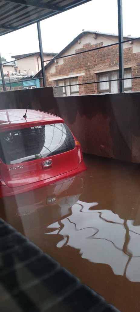 Un automóvil sumergido en agua en Orlando Este luego de fuertes lluvias a principios de diciembre de 2022. Imagen: EWN/Dominic Majola