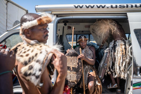 Regimientos zulúes poco después de llegar a Nquthu para la conmemoración de la Batalla de Isandlwana el 21 de enero de 2023. Imagen: Eyewitness News/Jacques Nelles