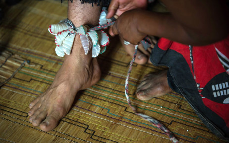 ARCHIVO: Los curanderos tradicionales sudafricanos practican la medicina tradicional africana en el sur de África.  Cumplen diferentes roles sociales y políticos en la comunidad.  Imagen: AFP