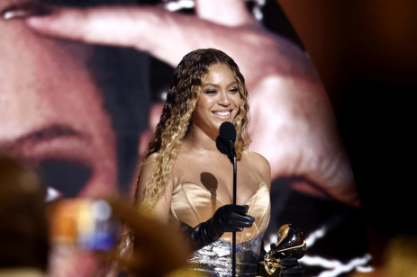 Beyoncé acepta el Mejor Álbum de Música Dance/Electrónica por 'Renacimiento' en el escenario durante la 65ª Entrega de los Premios Grammy en Crypto.com Arena el 5 de febrero de 2023 en Los Ángeles, California.  Imagen: Emma McIntyre/Getty Images para The Recording Academy/AFP