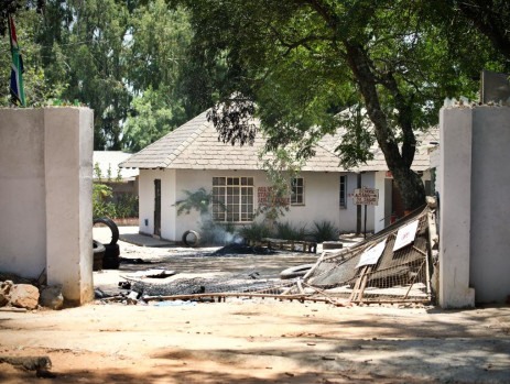 Los manifestantes en Olievenhoutbosch, cerca de Centurion, incendiaron Greenhill GB Primary, supuestamente en represalia contra su expulsión del área.  Imagen: Katlego Jiyane/Eyewitness News.