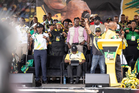 El presidente del ANC, Cyril Ramaphosa, flanqueado por el DP del ANC, Paul Mashatile, y el SG del ANC, Fikile Mbalula, en las celebraciones del 8 de enero del ANC en Mangaung, en enero de 2023. Imagen: EWN/Jacques Nelles