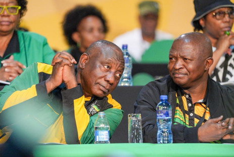 Día 1 de la 55.ª Conferencia Nacional Electiva del ANC, Cyril Ramaphosa inclinado hacia David Mabudza.  Imagen: Jacques Nelles/Eyewitness News
