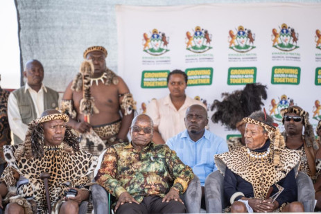 El expresidente Jacob Zuma flanqueado por el exministro de Salud Zweli Mkhize y el primer ministro tradicional de la nación zulú, el príncipe Mangosuthu Buthelezi, en la conmemoración de la Batalla de Isandlwana en Nquthu, en el norte de KZN, el 21 de enero de 2023. Imagen: Eyewitness News/Jacques Nelles