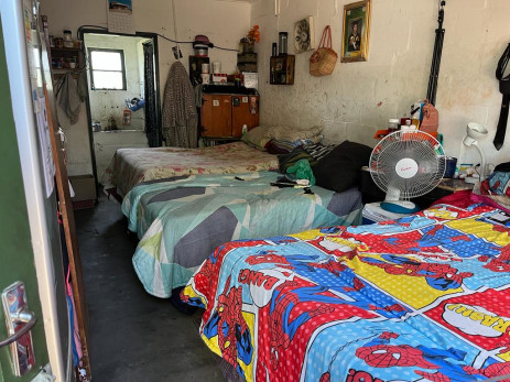 La habitación individual que todos los miembros de la familia usan en su nuevo espacio después de ser desalojados de una granja en Western Cape.  Imagen: Lauren Isaacs/Eyewisthness News