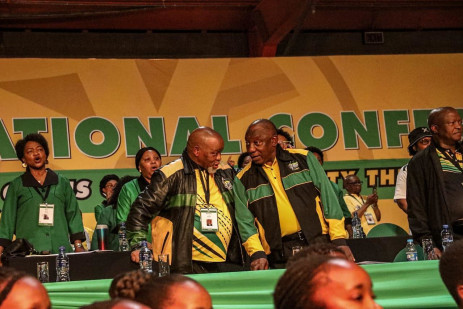 Día 1 de la 55.a Conferencia Nacional Electiva del ANC, Cyril Ramaphosa hablando con Gwede Mantashe el 16 de diciembre de 2022. Imagen: Rejoice Ndlovu/Eyewitness News