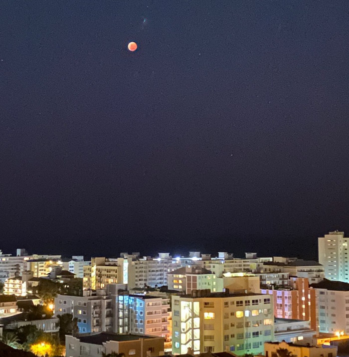 The blood moon from Sea Point. Picture: Jess Stromin