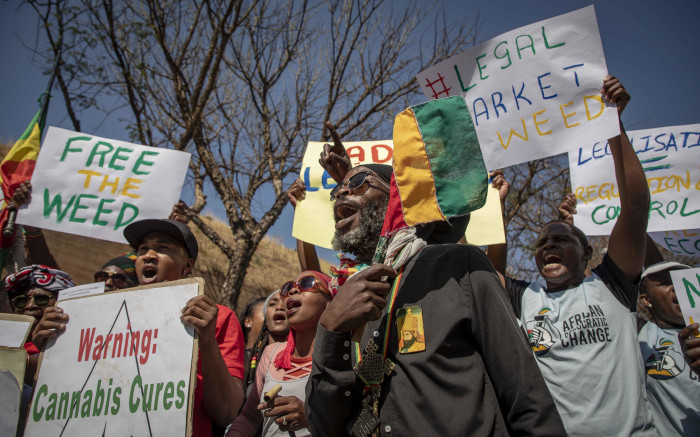 Rastafarians and other protesters gather outside the South African Constitutional Court before the ruling on the private use marijuana is delivered. Picture: Thomas Holder/EWN