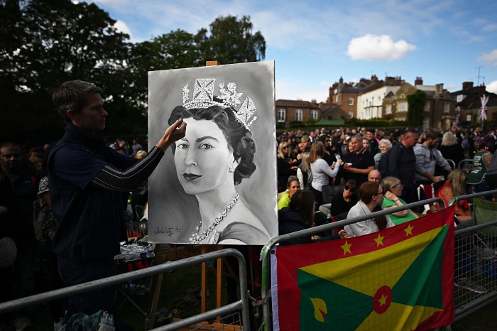 An artist displays s drawing on The Long Walk in Windsor on September 19, 2022, waiting for the coffin of the late Queen Elizabeth II to make its final journey to Windsor Castle after the State Funeral Service of Britain's Queen Elizabeth II. Picture: Carl de Souza / Pool / AFP.