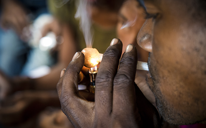 FILE: A heroin addict using a glass pipe or 'lolly' in Woodstock, Cape Town. Picture: Thomas Holder/EWN