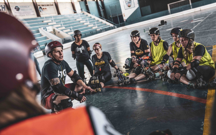 Coach Nic Chalmers giving the team a pep talk about the Camino Al Mictlán tournament. Photo: Abigail Javier/Eyewitness News