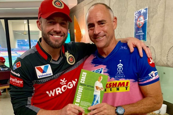 AB de Villiers and Paddy Upton holding a copy of "The Barefoot Coach". (https://twitter.com/PaddyUpton1/status/1128320884861587457)