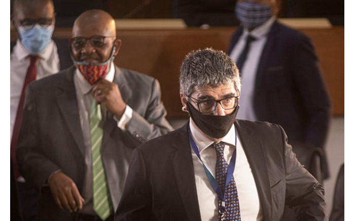 Tom Moyane's lawyer Advocate Dali Mpofu (left) and commission evidence leader Matthew Chaskalson (right).