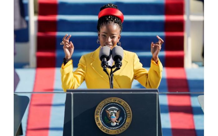  American poet Amanda Gorman (22) reads a poem during the inauguration ceremony.