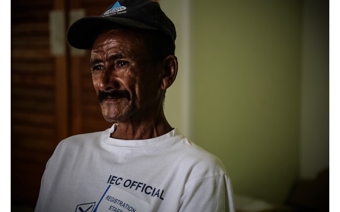 IEC officials patiently waiting for residents to register in Bridgton, Oudtshoorn. Picture: Thomas Holder/EWN