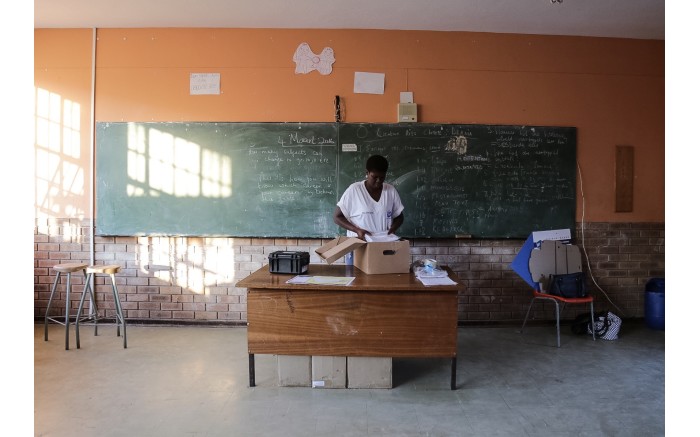 IEC officials set up their station at Fezekile Secondary School in Oudtshoorn. Picture: Thomas Holder/EWN