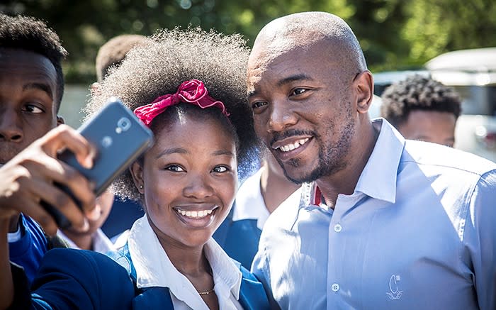 DA leader Mmusi Maimane takes a selfie with an Allen Glen High School pupil. Picture: Reinart Toerien/EWN